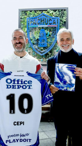 El alcalde de Siero, Ángel García, junto a Jesús Martínez, propietario del Real Oviedo