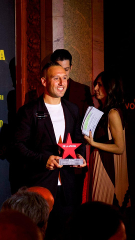 Santi Cazorla recibe el premio al jugador favorito de la afición en los Premios Marca