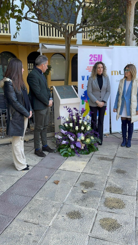 El alcalde, la portavoz del PSOe y concejales del gobierno local en la ofrenda floral ante el monolito en memoria de las víctimas de la violencia de género