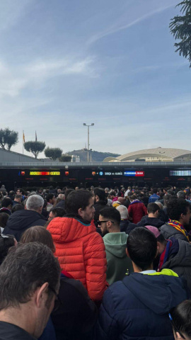 Un error informático crea colas de cientos de personas antes de entrar al partido del Barcelona