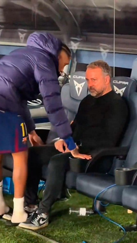 Imagen de la charla entre Raphinha y Hansi Flick