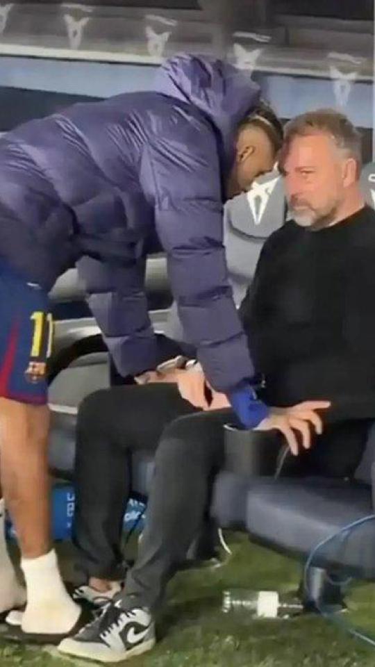 Raphinha consuela a Hansi Flick