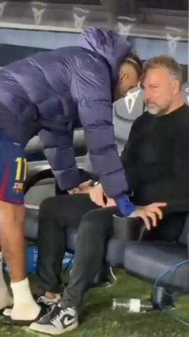 Raphinha consuela a Hansi Flick