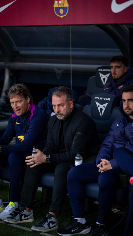 Hansi Flick, sentado en el banquillo del Camp Nou