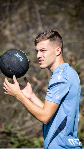Sucic entrenando con un balón medicinal