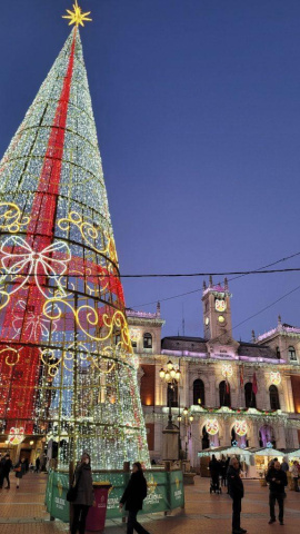 Valladolid enciende la Navidad en sus barrios para impulsar el comercio local