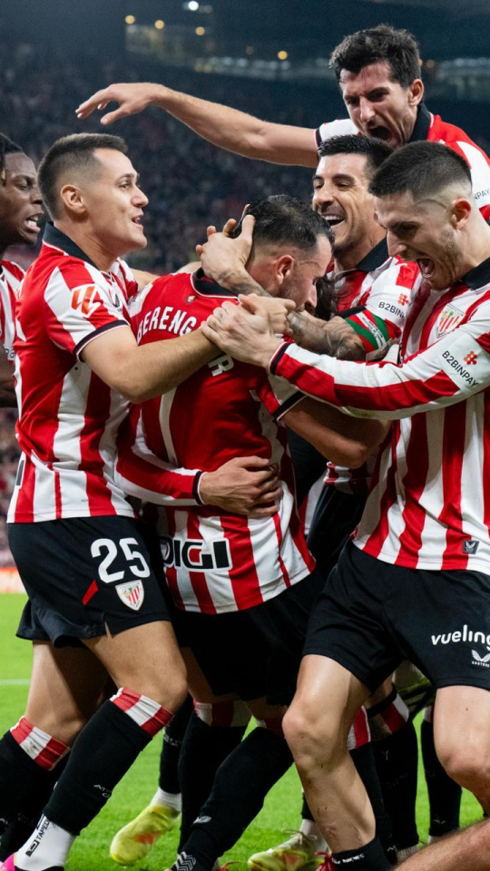 Los jugadores del Athletic celebran el gol de Berenguer ante el Atlético