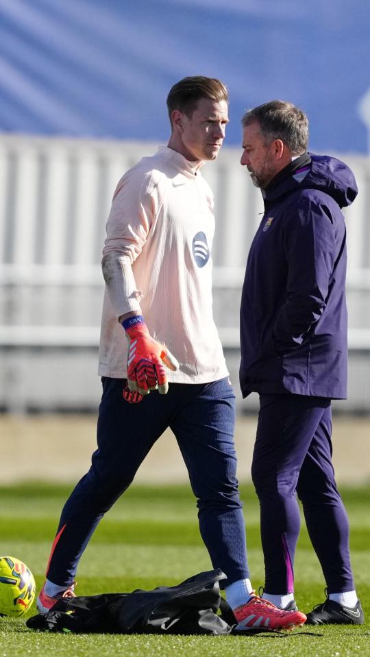 Hansi Flick, junto a Ter Stegen en un entrenamiento
