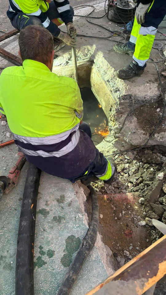 09/12/2025 Operarios de Puerto Real (Cádiz) tratan de arreglar la avería en una tubería que ha dejado sin suministro a cientos de vecinos desde el sábadoPOLITICA AYUNTAMIENTO DE PUERTO REAL