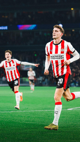 Guus Til celebra su gol ante el Atlético en el PSV - Atlético de Madrid