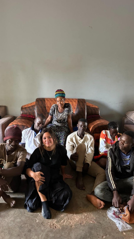 Sofia Prado con Mamá Uganda y alguno de sus hijos