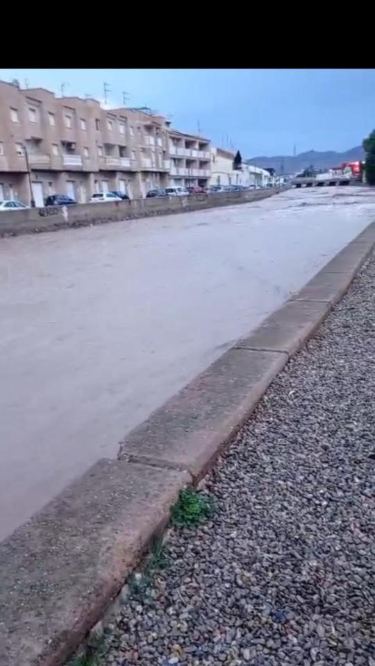 Una de las ramblas de Águilas con elevado caudal cerca de su desembocadura en el mar tras la tormenta