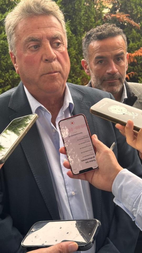 Enrique Ortiz atiende a los medios en el brindis navideño del Hércules.