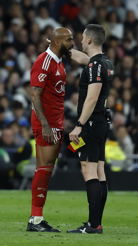 Marcao se encara al colegiado Muñoz Ruiz tras ser expulsado