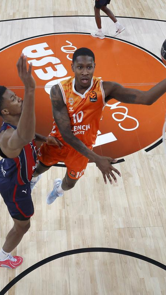 Moore penetra a canasta ante Baskonia
