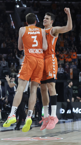 Jaime Pradilla y Nate Reuvers celebran una canasta contra Partizan