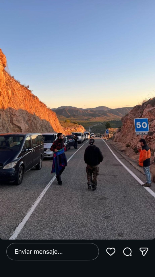 Furgonetas retenidas en una carretera provincial