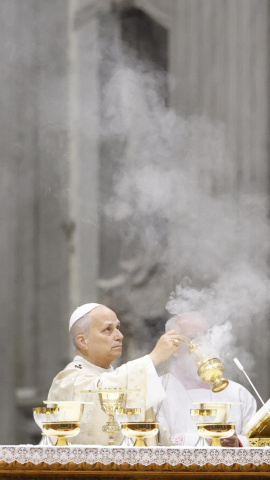 VATICAN CITY (Vatican City State (Holy See)), 25/12/2025.- Pope Leo XIV celebrates Holy Mass for Christmas at St. Peter's Basilica in the Vatican, 25 December 2025. (Papa) EFE/EPA/FABIO FRUSTACI