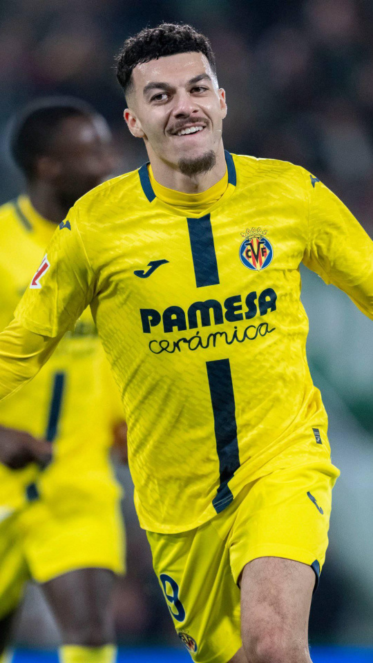 Mikautadze celebra el gol en el Elche - Villarreal