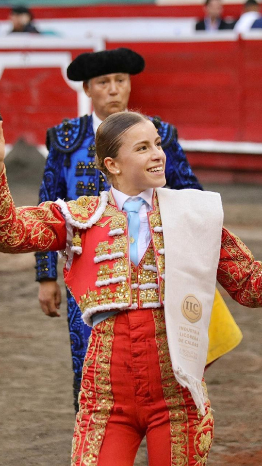 Olga Casado, mostrando la oreja cortada este jueves en Manizales (Colombia)