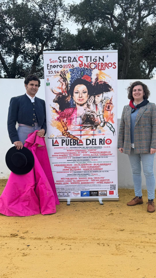 Morante junto a la alcaldesa de La Puebla del Río, María Dolorez Prósper
