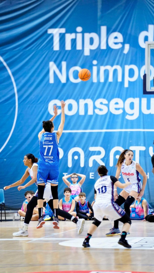 Alba Torrens tira a canasta durante su debut con el Azulmarino