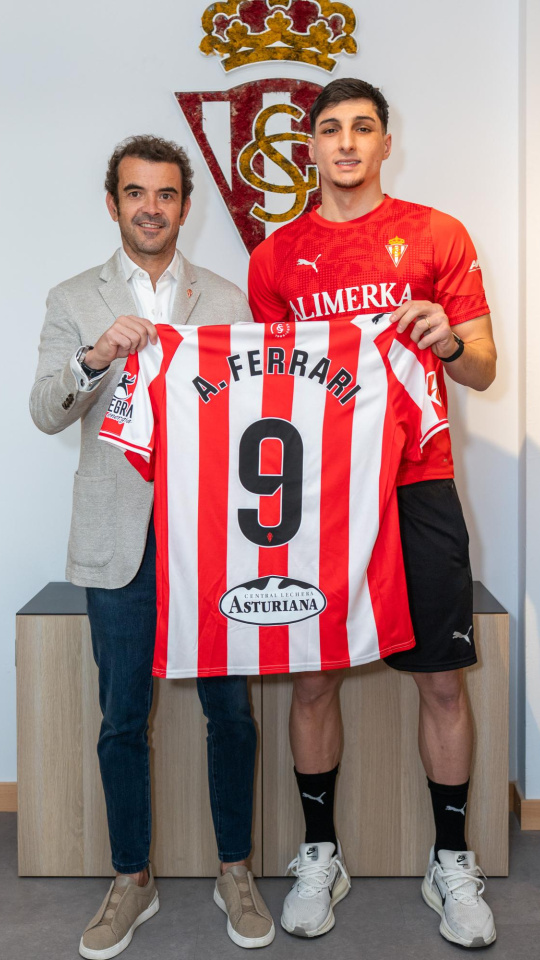 Andrés Ferrari, el nuevo delantero del Sporting, junto al presidente, José Riestra