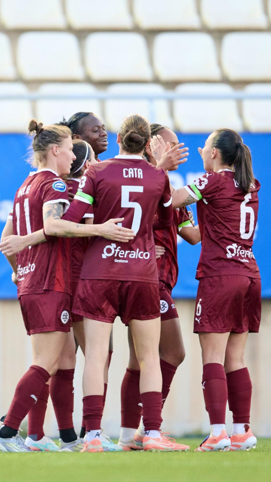 Jugadoras del DUX de Logroño celebran uno de los goles marcados al Alhama ElPozo