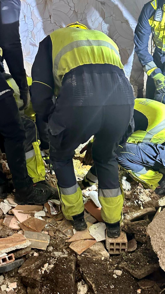 Los bomberos rescatan entre los escombros al matrimonio de Elda.