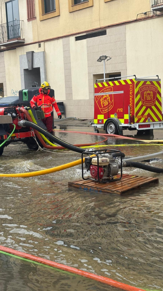 Bombas achicando agua en Talavera de la Reina
