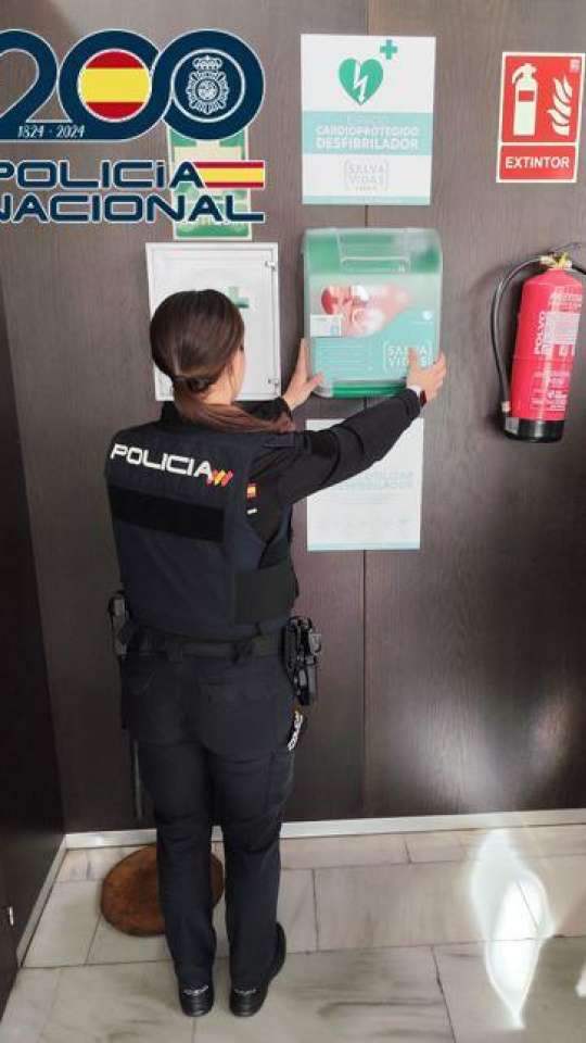 Dos policías nacionales salvan la vida de un hombre tras sufrir una parada cardíaca en la comisaría de Motril