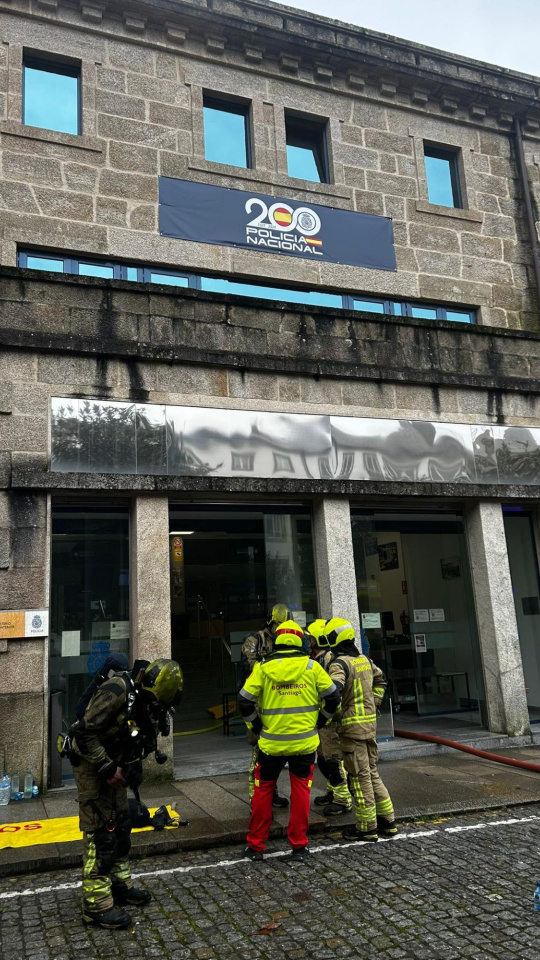 Bomberos a las puertas de la Comisaría de la Policía Nacional en Santiago