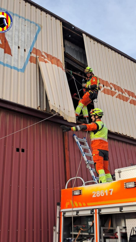 Bombers Valencia actuando durante el temporal de viento