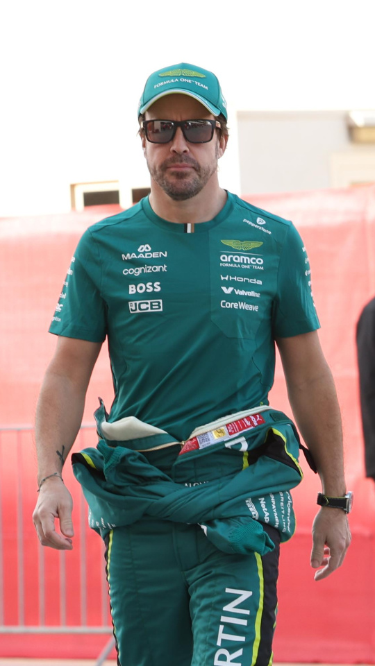 Fernando Alonso llegando al circuito de Baréin durante los test de pretemporada