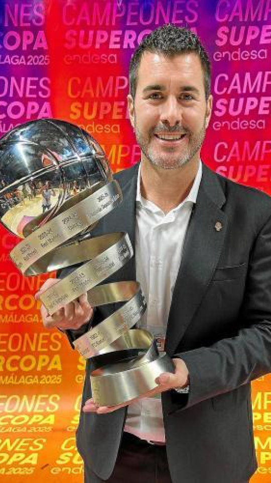 Arbalejo sosteniendo la Supercopa