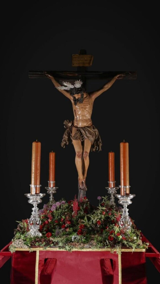 El Cristo de la Buena Muerte de la Hermandad de la Hiniesta en las andas para presidir el Vía-Crucis del Consejo de Hermandades