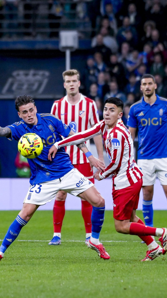 Nico Fonseca disputa una pelota durante el Oviedo-Atlético