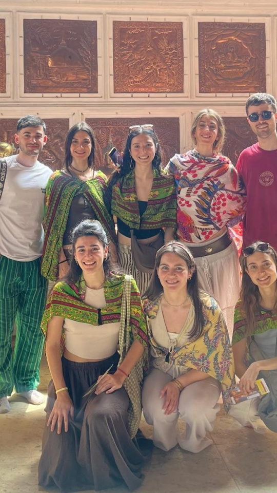 Grupo de jóvenes atrapados en Sri Lanka