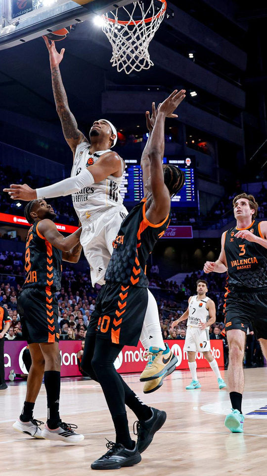 Okeke supera la defensa del Valencia Basket