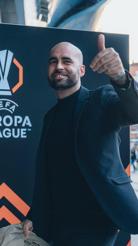 Claudio Giráldez sonríe al entrar en Balaidos antes de medirse con el Lyon