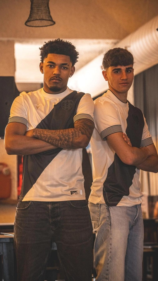 Tunde y Nacho Pérez, con la novedosa camiseta