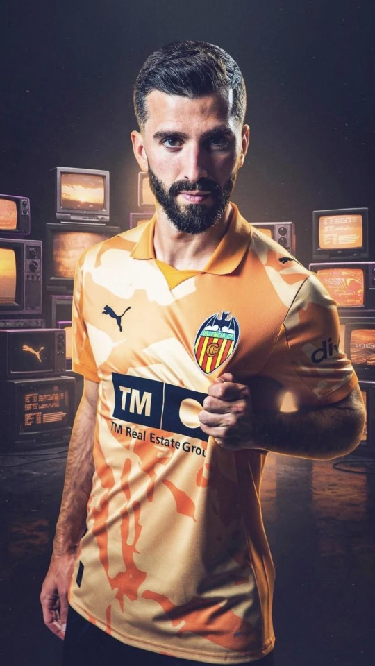 Gayà posa con la camiseta retro del Valencia CF