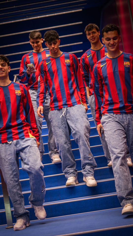 Los jugadores del Barcelona con la camiseta del homenaje a Ronaldinho