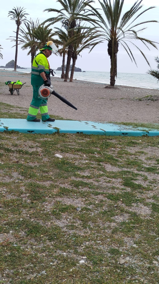 Almuñécar acelera la recuperación de sus playas para tenerlas a punto en Semana Santa