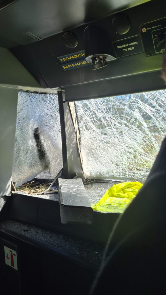 La caída de un árbol en la vía interrumpe la línea R11 en Girona y obliga a evacuar a 165 pasajeros