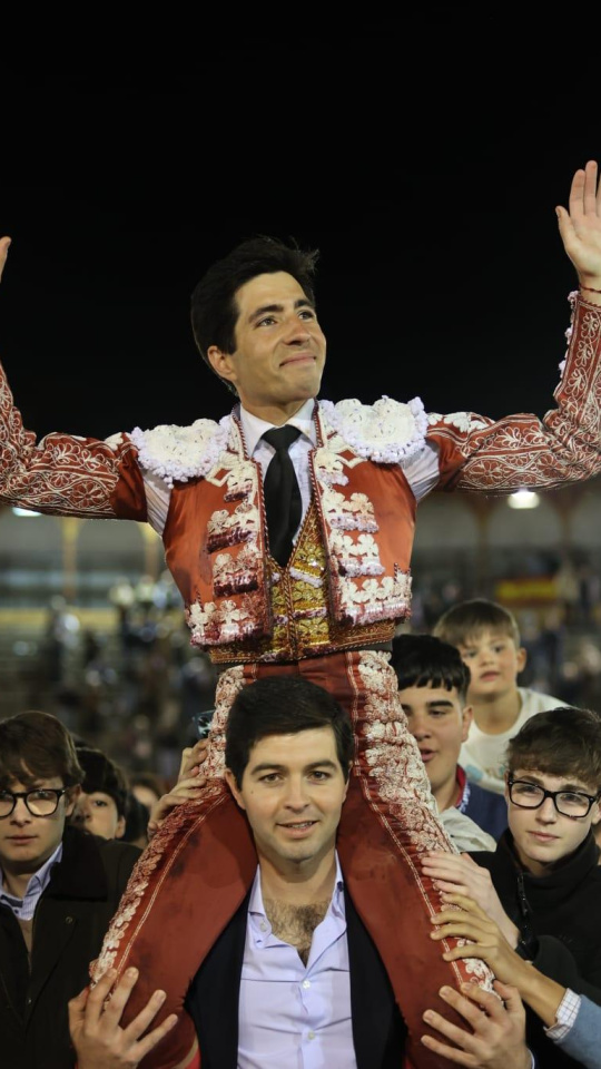 Álvaro Lorenzo, en su salida a hombros este sábado en Toledo