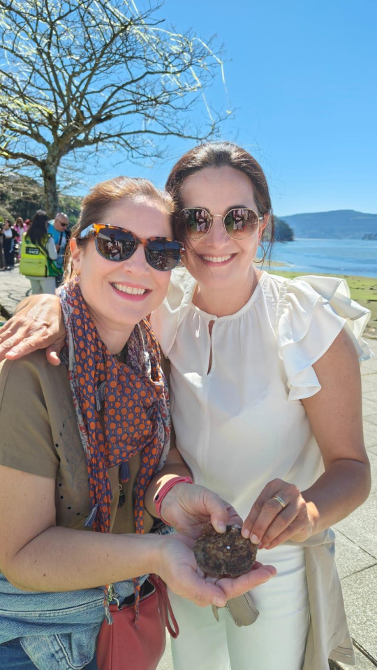 Mari y su amiga con la perla que encontraron en la Festa da Ostra de Arcade