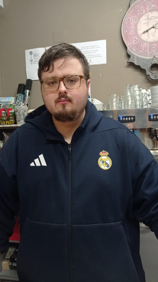 Javier en su bar de Beamud