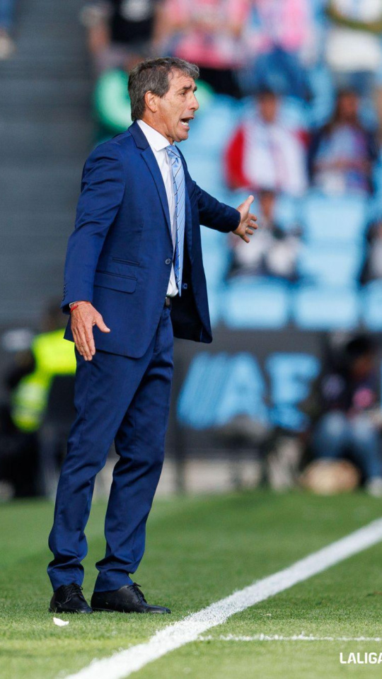 Guillermo Almada, entrenador del Real Oviedo, en la banda de Balaídos
