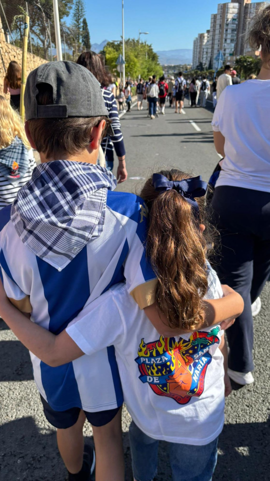 Dos niños hacen la romería este jueves de la Santa Faz en Alicante.